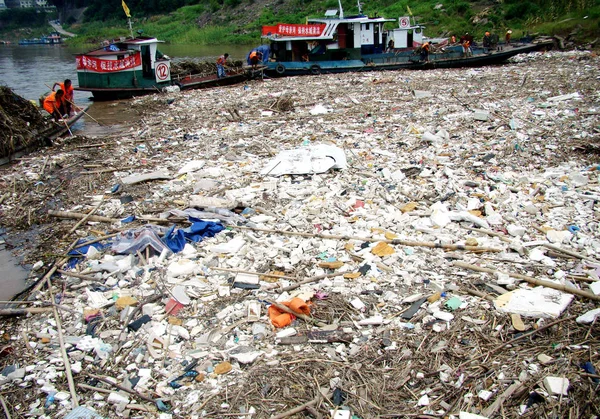 Trabalhadores Chineses Limpam Lixo Flutuando Rio Yangtze Reservatório Three Gorges — Fotografia de Stock