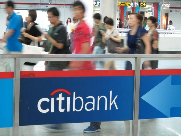 Voetgangers Lopen Langs Een Billboard Van Citibank Een Metrostation Shanghai — Stockfoto