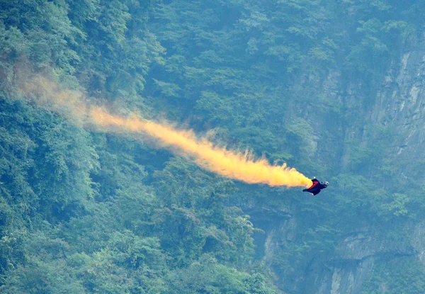 Wingsuit Flieren Flyger Förbi Tianmen Mountain Zhangjiajie Centrala Chinas Hunan — Stockfoto