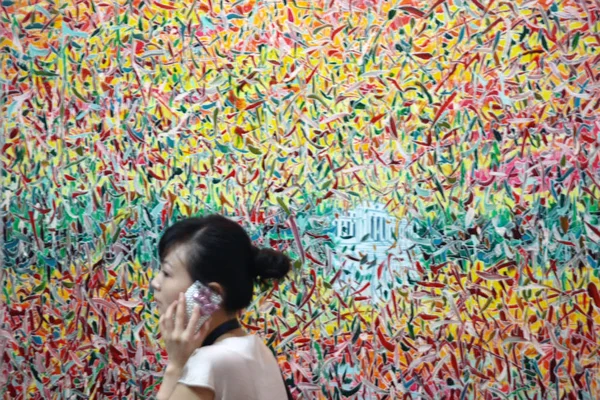 Ein Besucher Geht Während Shanghais Fünfter Jährlicher Kunstmesse Auf Dem — Stockfoto