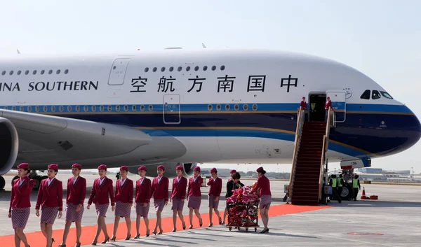 Бортпроводники Вылетают Chinas First Airbus A380 Jumbo Jet China Southern — стоковое фото