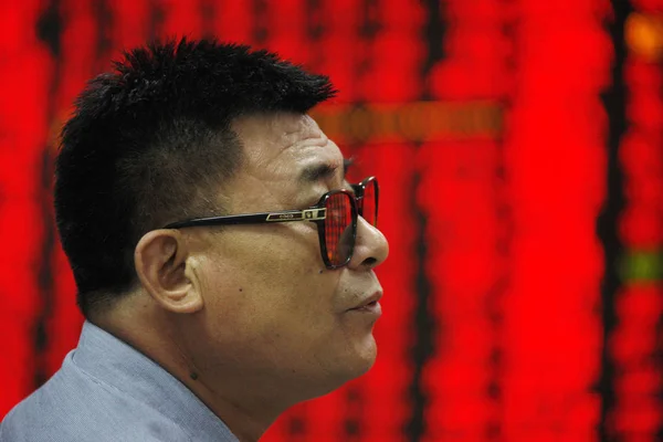 Inversor Chino Examina Los Precios Las Acciones Rojo Por Aumento —  Fotos de Stock