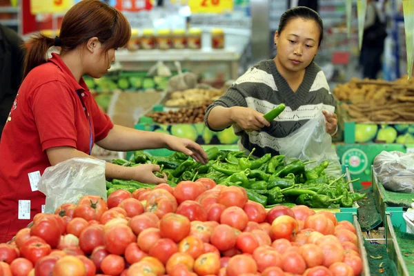 Clientes Chinos Compran Verduras Supermercado Ciudad Nantong Provincia Chinas Jiangsu — Foto de Stock