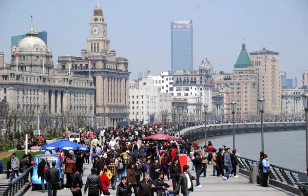 Turyści Miejscowi Mieszkańcy Tłum Nadmorskiej Promenady Bund Wzdłuż Huangpu River — Zdjęcie stockowe