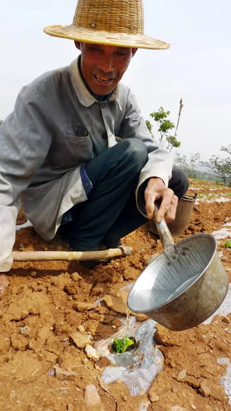 Ein Chinesischer Bauer Träufelt Wasser Sein Feld Während Einer Dürre — Stockfoto