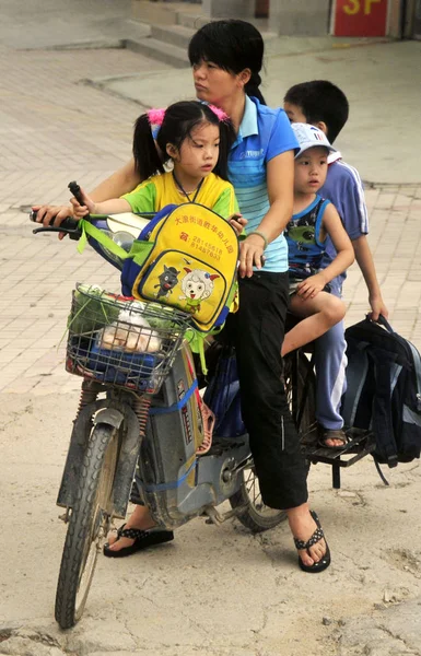 Una Mujer China Tres Niños Montan Bicicleta Eléctrica Una Carretera — Foto de Stock