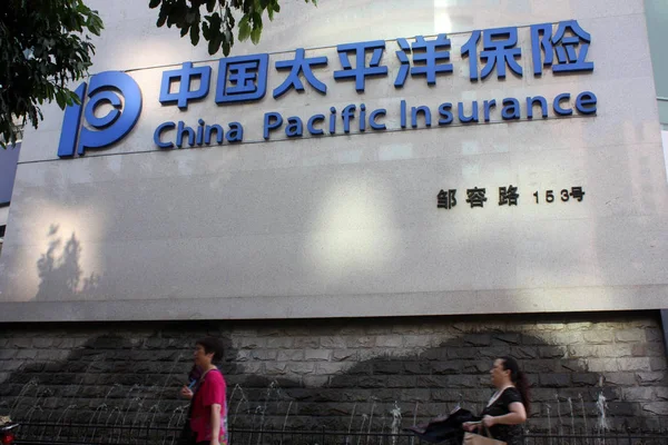 Жителі Ходять Повз Офісної Будівлі Китаю Тихоокеанського Страхування Cpic Чунцін — стокове фото