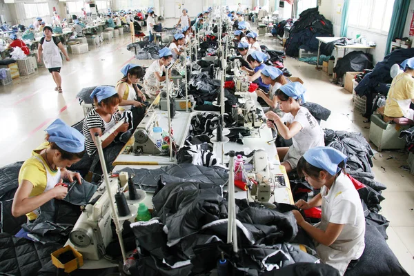 Женщины Китаянки Шьют Одежду Экспорта Страны Юго Восточной Азии Швейной — стоковое фото