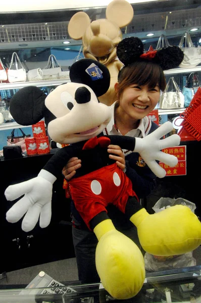 Kinesisk Personal Innehar Musse Franchisebutik Disney Shanghai Chinas Januari 2011 — Stockfoto