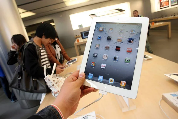 Chinese Buyers Try Out Ipad Tablet Pcs Apple Store Shanghai — Stock Photo, Image