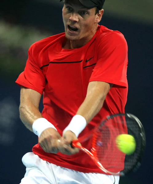 中国のナショナル テニス センターで 中国オープン テニス大会での準決勝の試合中にフランスのジョー ウィルフ リード ツォンガに対してチェコのトマスベルディ返します 2011 — ストック写真