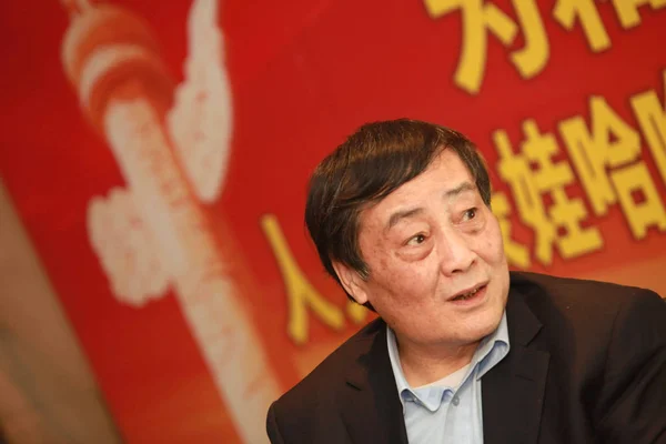娃哈哈集团董事长兼 Ceo 在2011年3月3日于中国北京举行的新闻发布会上发表讲话 — 图库照片