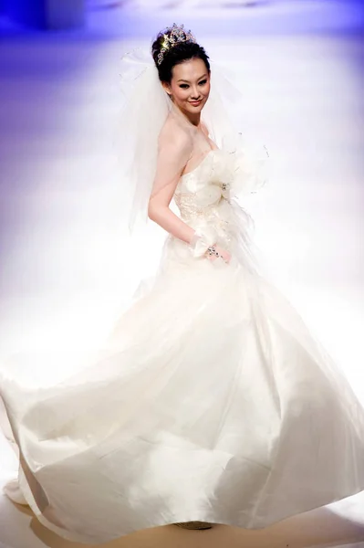 蔡美月婚纱时装秀在中国北京2012斯普林夏季时装周上 2011年10月30日 — 图库照片