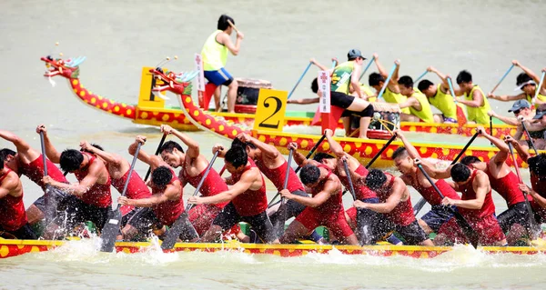 Participantes Competem Uma Corrida Barco Dragão Para Marcar Festival Duanwu — Fotografia de Stock