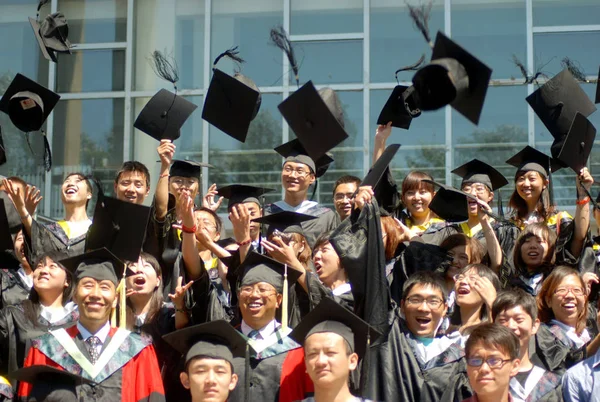 Κινέζοι Απόφοιτοι Ρίχνουν Ακινόφωνα Καπέλα Τους Στον Αέρα Κατά Διάρκεια — Φωτογραφία Αρχείου