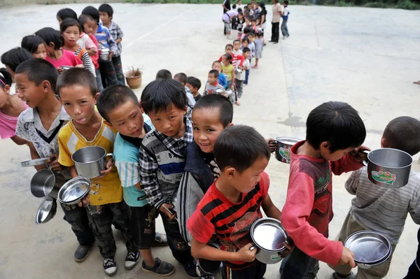 Chińskich Uczniów Linii Aby Uzyskać Bezpłatny Lunch Szkole Podstawowej Jiuzhai — Zdjęcie stockowe