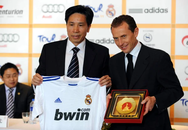 Emilio Butragueno Prawo Dyrektor Stosunki Instytucjonalne Real Madrid Kong Maosheng — Zdjęcie stockowe