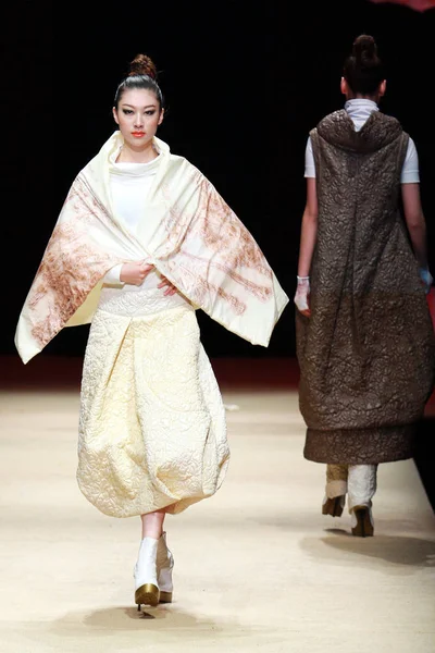 Asahikasei Moda Tasarımcısı Çin Moda Hafta Sonbahar Kış 2011 Pekin — Stok fotoğraf