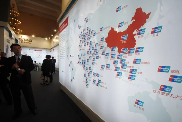 Equipe Chinesa Vista Stand Unionpay Durante Exposição Financeira Internacional China — Fotografia de Stock