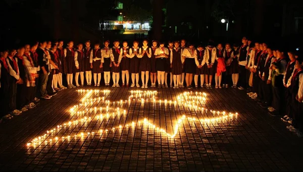 2011年9月20日 在中国东部江苏省南通市一所小学的操场上 学生们站在一排和平鸽形的蜡烛旁 庆祝第30个国际和平日 — 图库照片
