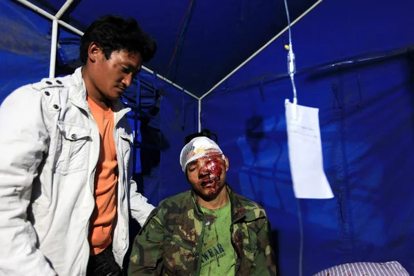 Kinesisk Man Skadas Magnitud Jordbävningen Får Medicinsk Behandling Ett Räddnings — Stockfoto