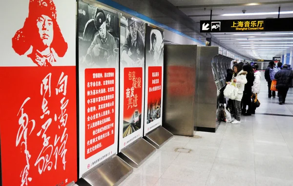 2011年3月1日 上海のだし駅でレイ フェンを紹介するポスターが見られる — ストック写真