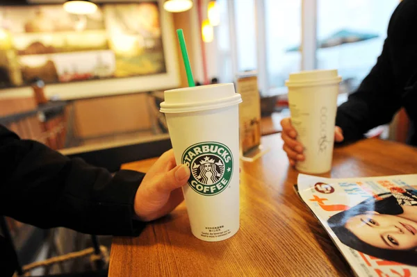 Клиенты Наслаждаются Кофе Кафе Starbucks Coffee Городе Сямынь Юго Восточный — стоковое фото