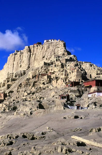 这张未注明日期的档案照片展示了中国西南西藏自治区赞达县古格王朝遗址的景观 — 图库照片