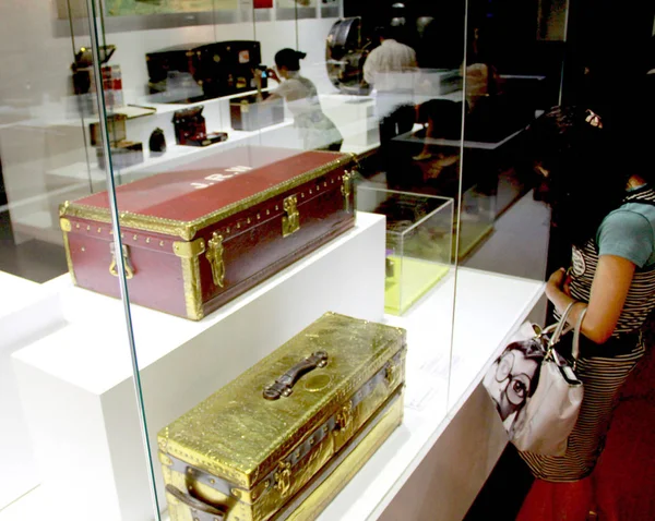 Visitatori Guardano Mostre Esposte Durante Mostra Louis Vuitton Voyages Museo — Foto Stock