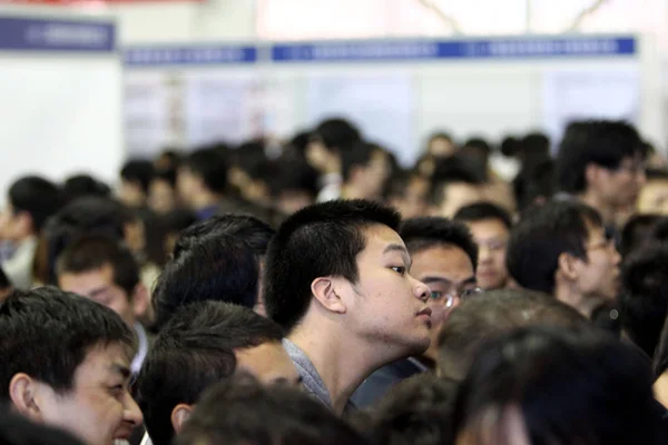 Chinese Graduates Crowd Booths Job Fair Shanghai College Graduate Job — Stock Photo, Image