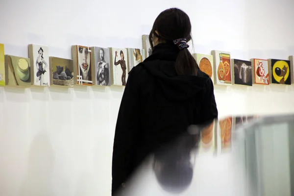 Ένας Επισκέπτης Κοιτάζει Πίνακες Του Επιδόρπιο Σειρά Από Τον Κινέζο — Φωτογραφία Αρχείου