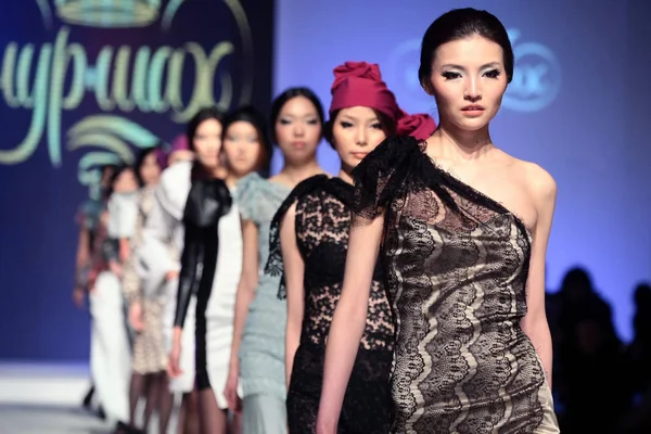 Nur Shah Eva Kaiseneva Fashion Show Shanghai 2011 Őszi Téli — Stock Fotó