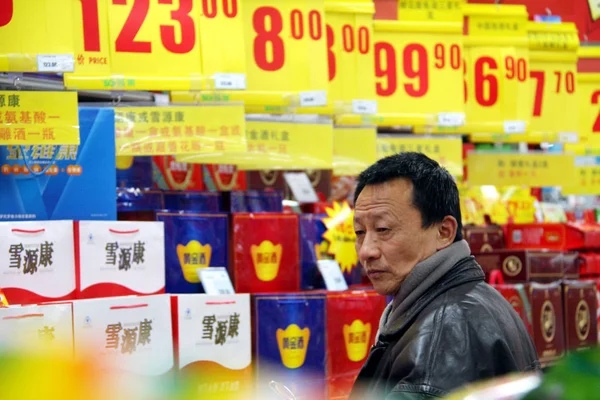 Kinesisk Shopper Vedrører Priser Mens Shopping Supermarked Nantong East Chinas - Stock-foto