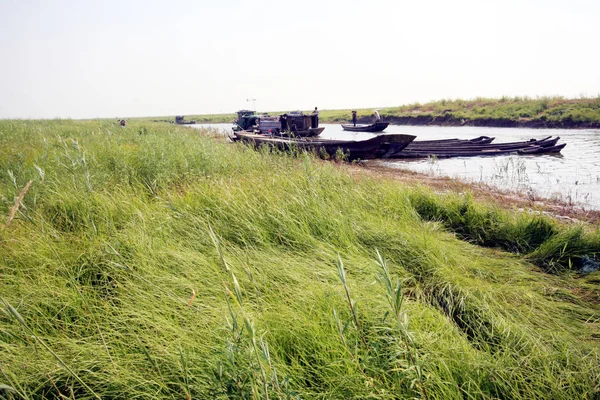 Des Bateaux Pêche Naviguent Dans Une Petite Rivière Entourée Une — Photo