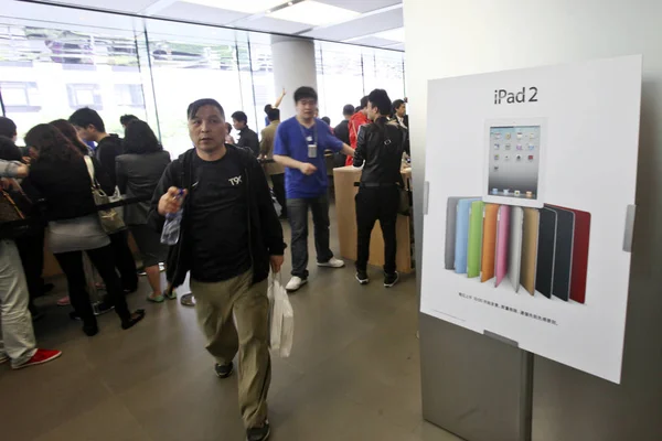 Vásárlók Megvenni Ipad Tablet Egy Apple Store Hong Kong Plaza — Stock Fotó