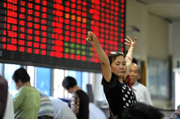 Chinese Investeerders Kijken Aandelenkoersen Rood Voor Prijs Stijgt Groen Voor — Stockfoto