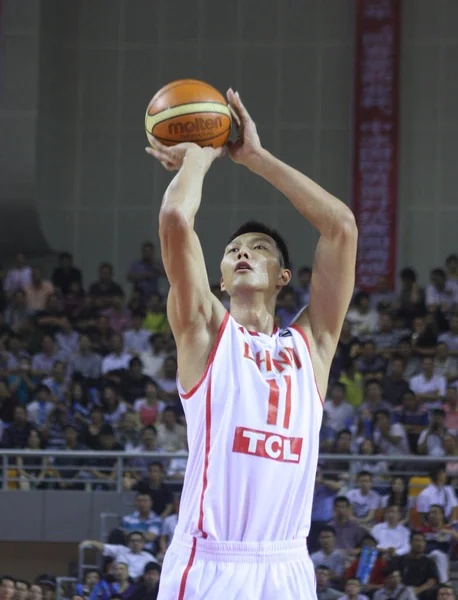 2011年9月11日 在中国中部湖南省卢迪举行的伦敦奥运会比赛中 中国篮球运动员易建联 — 图库照片