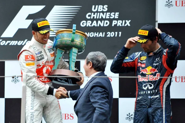 Mclaren Mercedes Lewis Hamilton Gran Bretaña Sosteniendo Trofeo Campeón Mano —  Fotos de Stock