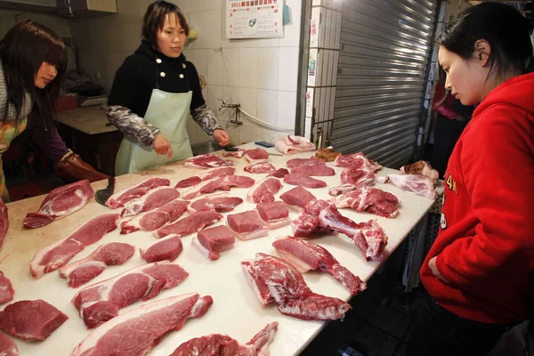 Китайські Покупця Купує Свинину Вільному Ринку Kunming City Південно Західна — стокове фото