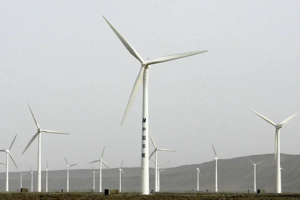 Wind Turbines Whirl Generate Electricity Wind Farm Turpan Northwest Chinas — Stock Photo, Image