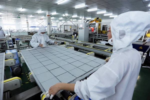 Lavoratori Cinesi Assemblano Pannello Solare Con Celle Fotovoltaiche Presso Stabilimento — Foto Stock