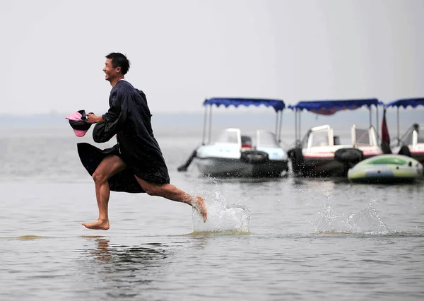 Graduado Chinês Corre Submerso Pela Água Lago Donghu Inundado Durante — Fotografia de Stock