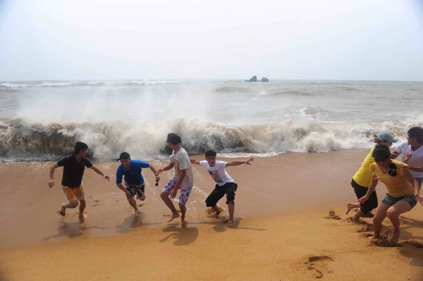 Туристи Бігти Щоб Уникнути Сильної Хвилі Викликані Тайфун Nesat Qionghai — стокове фото