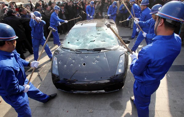 Grupo Trabajadores Chinos Golpean Lamborghini Gallardo Para Protestar Por Insatisfacción — Foto de Stock