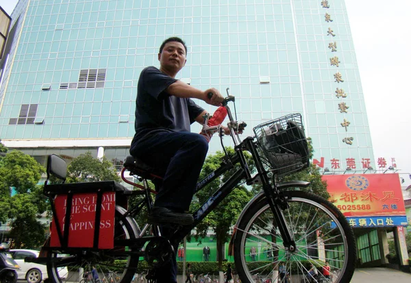 Yerel Bir Bisikletçi Dongguan Şehirde Bir Sokakta Bisiklet Sürmek Güney — Stok fotoğraf