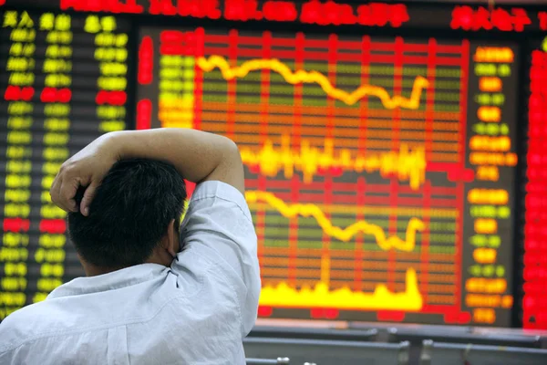 中国の投資家を見て株価 価格の上昇の赤 と緑の価格下落のため 2011 日東中国安徽省淮北市の証券会社の家で — ストック写真
