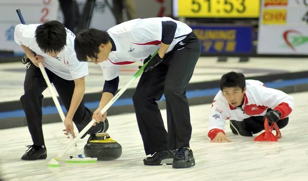 日本の選手は 2011 日東中国江蘇省 南京市にパシフィック アジア カーリング選手権 2011 中チャイニーズ タイペイ戦メンズ二重ラウンドロビンの試合で競う — ストック写真