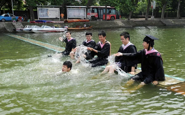 Chinesische Absolventen Amüsieren Sich Auf Einem Fußweg Der Vom Wasser — Stockfoto