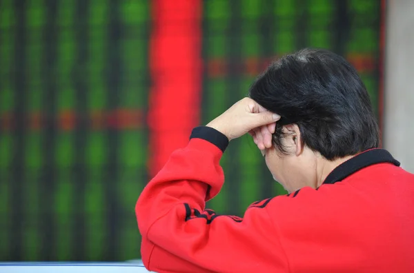 2011 日東中国安徽省阜陽の株式証券会社で株価 価格の落下のためグリーン 見て中国投資家 — ストック写真