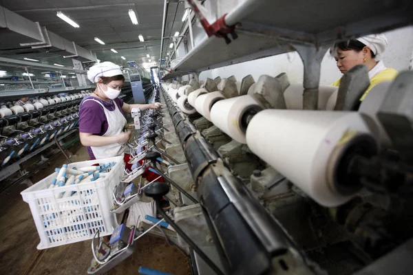 Las Trabajadoras Chinas Manejan Producción Hilados Para Ser Exportados Los —  Fotos de Stock